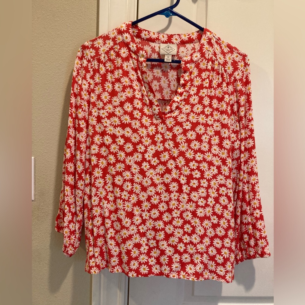 Women’s St. John’s Bay lightweight red spring top with daisies size XS